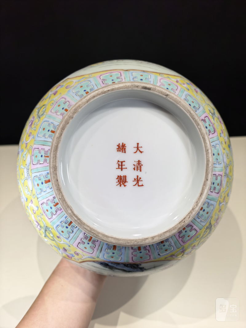 民国 黄地粉彩缠枝花卉开光婴戏故事图赏瓶 - 图14